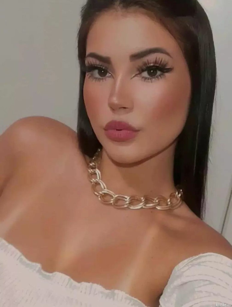 Manuela Profile image 2